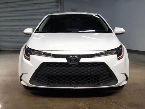 Used 2022 Toyota Corolla LE FWD image 2
