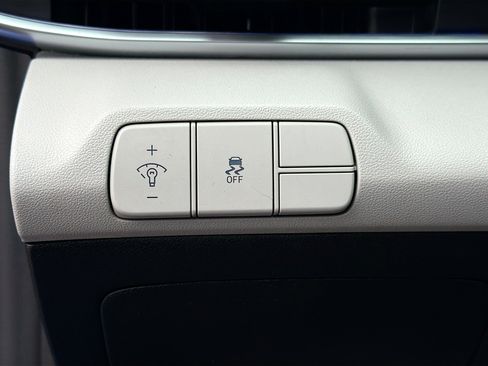 Used 2025 Hyundai Elantra Limited FWD image 32