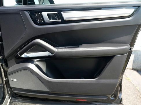 Used 2022 Porsche Cayenne Turbo image 37