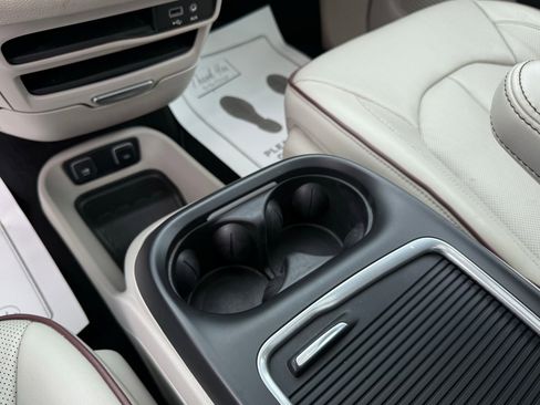Used 2020 Chrysler Pacifica Limited image 52