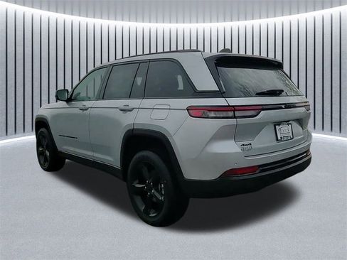 New 2025 Jeep Grand Cherokee Altitude image 13