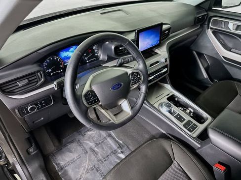 Used 2024 Ford Explorer XLT RWD image 2