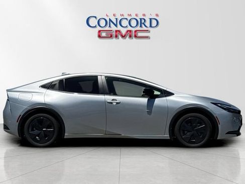Used 2025 Toyota Prius Plug-In Hybrid FWD image 3