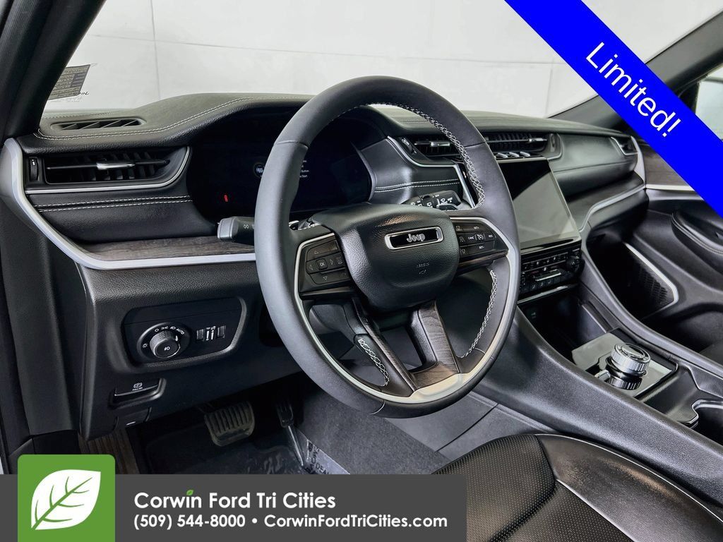 Used 2025 Jeep Grand Cherokee L Limited w/ Luxury Tech Group II AWD/4WD image 3