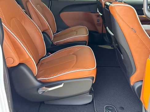 New 2026 Chrysler Pacifica Pinnacle FWD image 15