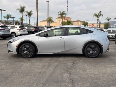 Used 2025 Toyota Prius Plug-In Hybrid image 9