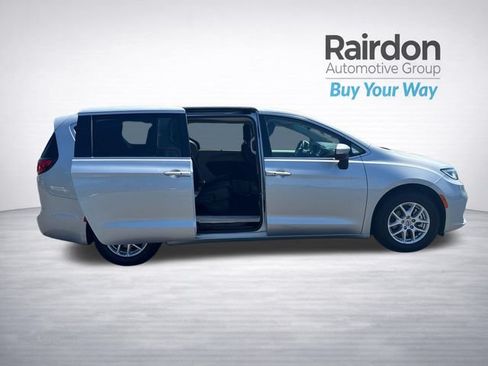 Used 2023 Chrysler Pacifica Touring-L FWD image 9
