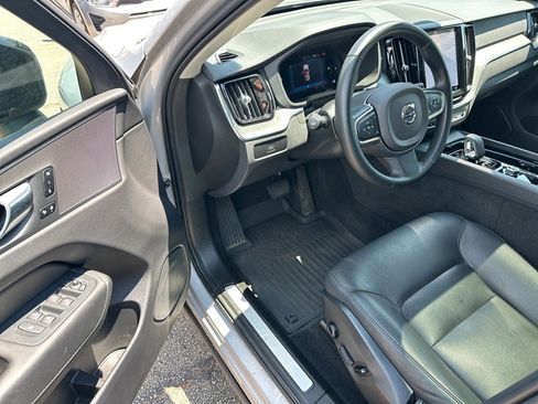 Used 2024 Volvo XC60 B5 Core image 5