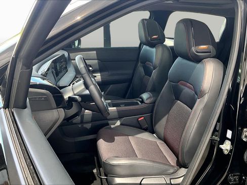 Used 2025 Nissan Kicks SR w/ SR Premium Package FWD image 8