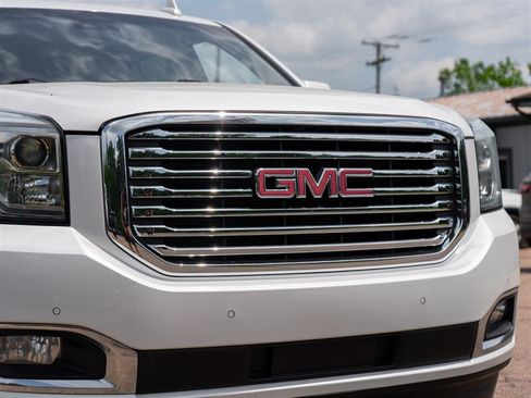 Used 2020 GMC Yukon XL SLT w/ Premium Edition AWD/4WD image 9