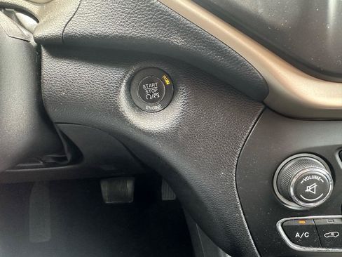 Used 2014 Jeep Cherokee Latitude w/ Comfort/Convenience Group FWD image 23