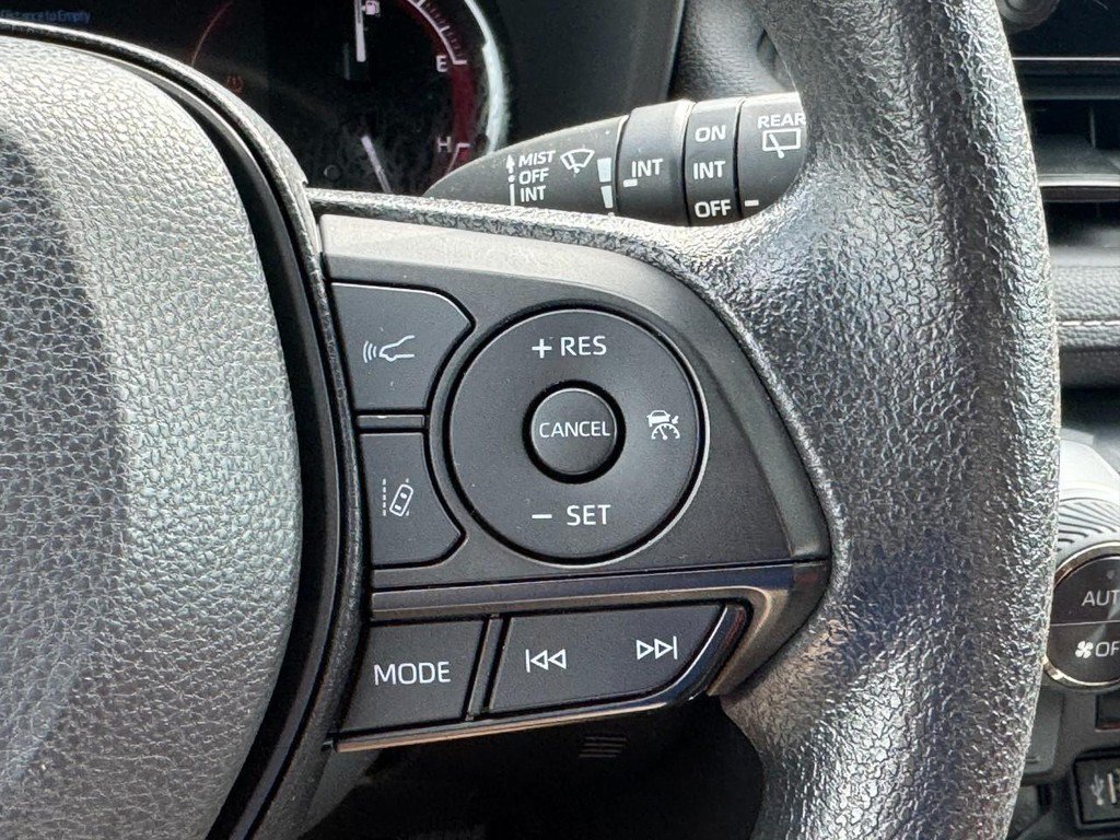 Used 2025 Toyota RAV4 XLE FWD image 27