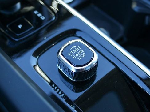 Used 2025 Volvo XC60 B5 Plus image 20