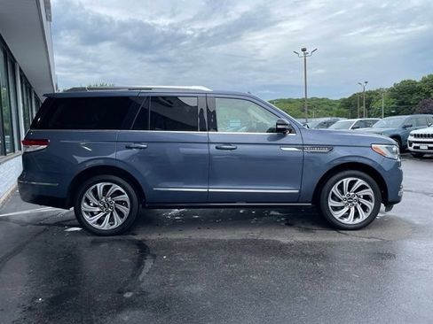 Used 2023 Lincoln Navigator Reserve AWD/4WD image 4