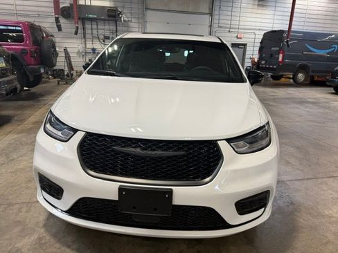 Used 2023 Chrysler Pacifica Limited w/ Uconnect Theater Family Group FWD image 31