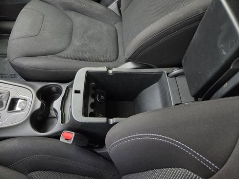 Used 2019 Jeep Cherokee Latitude w/ Popular Appearance Group FWD image 34