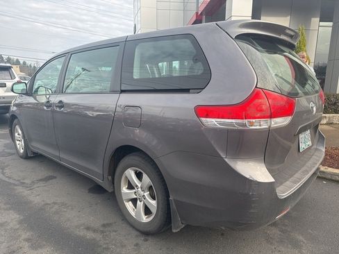 Used 2014 Toyota Sienna L image 6