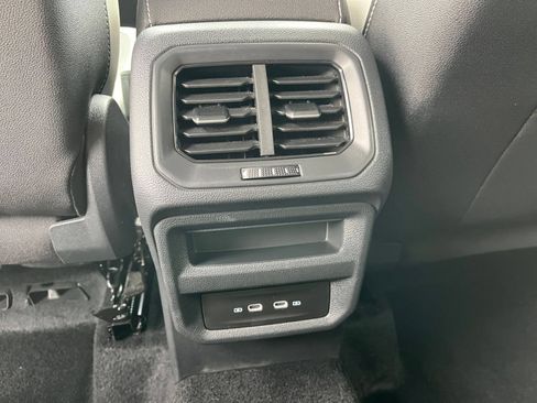 Used 2026 Volkswagen Taos SE AWD/4WD image 19