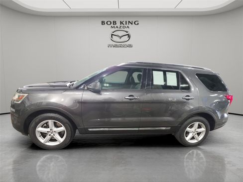 Used 2018 Ford Explorer XLT image 2