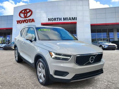 Used 2022 Volvo XC40 T5 Momentum image 1