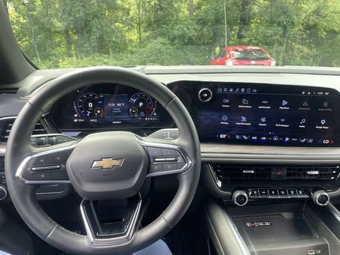 Used 2025 Chevrolet Tahoe Premier AWD/4WD image 14