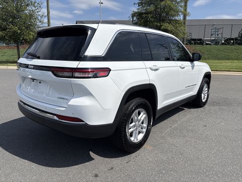Used 2023 Jeep Grand Cherokee Laredo RWD image 9