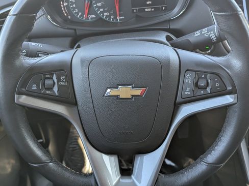 Used 2022 Chevrolet Trax LT w/ LT Convenience Package image 26