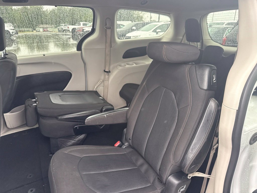 Used 2020 Chrysler Pacifica Touring FWD image 12