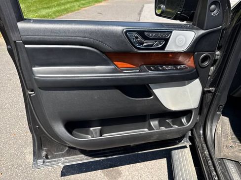 Used 2018 Lincoln Navigator Reserve w/ Technology Package AWD/4WD image 22
