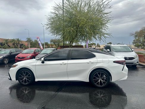 Used 2021 Toyota Camry SE image 4