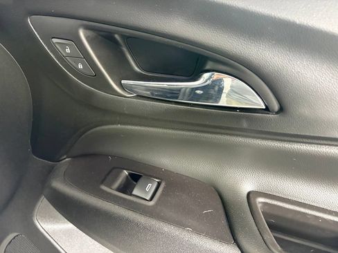 Used 2018 Chevrolet Equinox LT FWD image 16