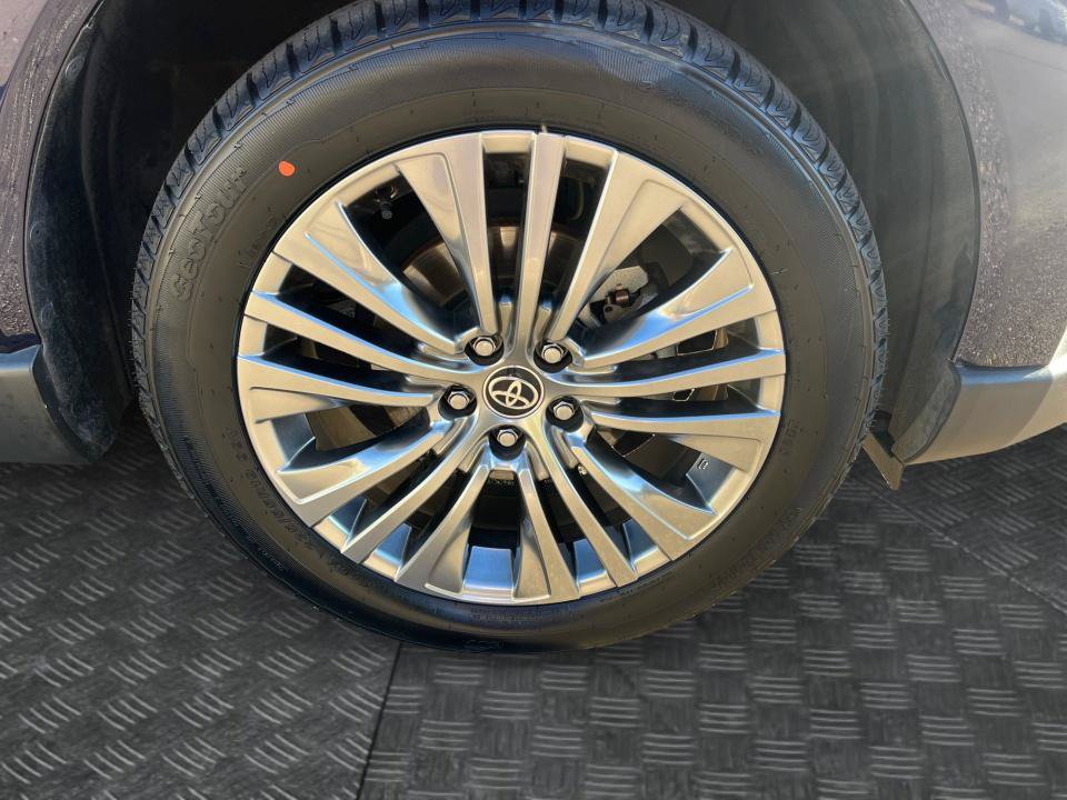 Used 2024 Toyota Venza XLE AWD/4WD image 24