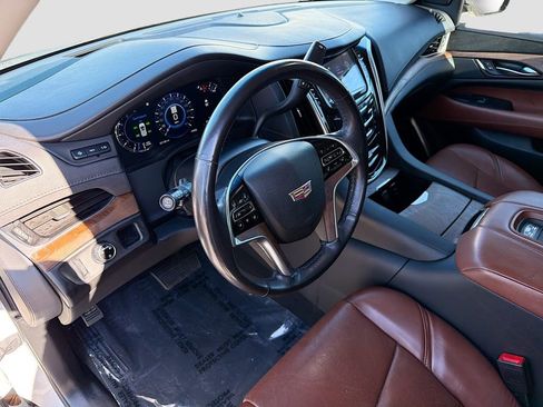 Used 2020 Cadillac Escalade Luxury RWD image 28