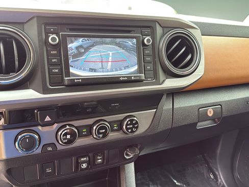 Used 2018 Toyota Tacoma SR5 AWD/4WD image 26