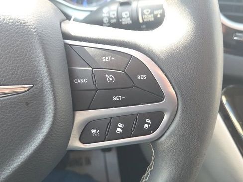 Used 2023 Chrysler Pacifica Touring-L image 44