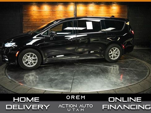 Used 2025 Chrysler Pacifica Select FWD image 1