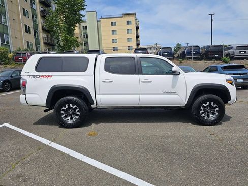 Used 2023 Toyota Tacoma TRD Off-Road w/ Technology Package AWD/4WD image 9