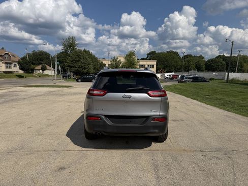 Used 2018 Jeep Cherokee Latitude Plus w/ Cold Weather Group AWD/4WD image 6