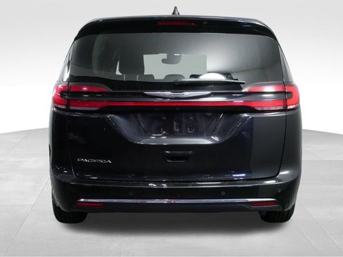 Used 2023 Chrysler Pacifica Touring-L FWD image 9