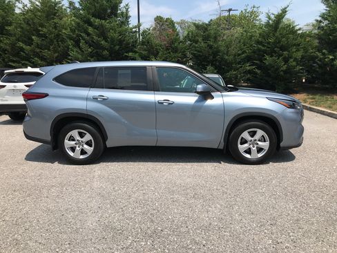 Used 2023 Toyota Highlander LE AWD/4WD image 8