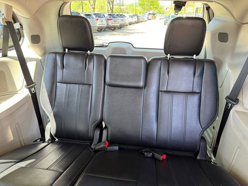 Used 2014 Chrysler Town & Country Touring FWD image 13