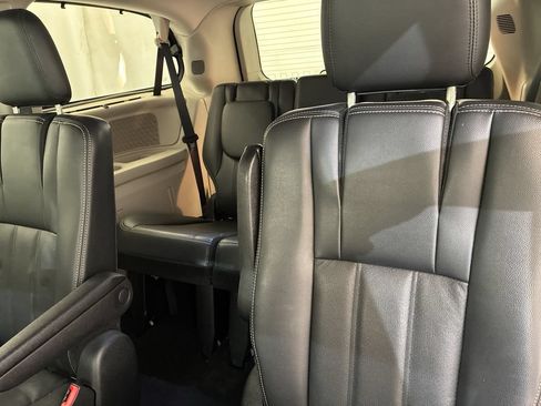 Used 2012 Chrysler Town & Country Touring-L w/ Entertainment Group #2 FWD image 9