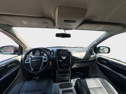 Used 2015 Chrysler Town & Country Touring image 11