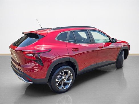 Used 2024 Chevrolet Trax LT w/ Sunroof Package FWD image 4