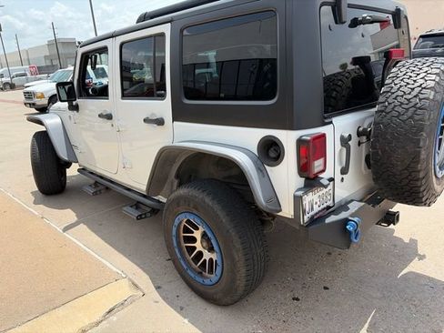 Used 2014 Jeep Wrangler Unlimited Rubicon w/ Connectivity Group AWD/4WD image 11