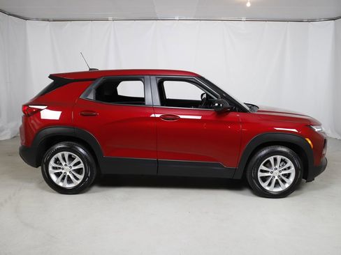 Used 2021 Chevrolet TrailBlazer LS FWD image 2