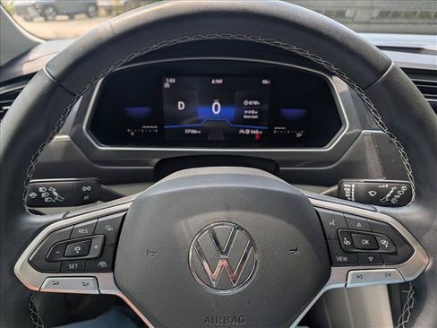 Used 2022 Volkswagen Tiguan SE w/ Panoramic Sunroof Package FWD image 36