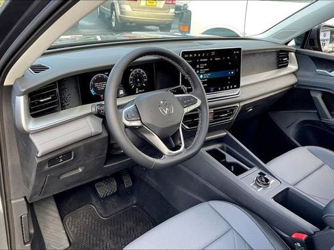 New 2025 Volkswagen Tiguan SE image 7