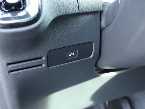 Used 2025 Volvo XC40 B5 Plus image 16
