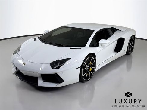 Used 2017 Lamborghini Aventador LP 700-4 AWD/4WD image 4